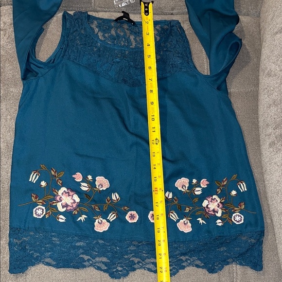 Jessica Simpson Teal Lace Cold Shoulder Blouse with Floral Design - Picture 4 of 11